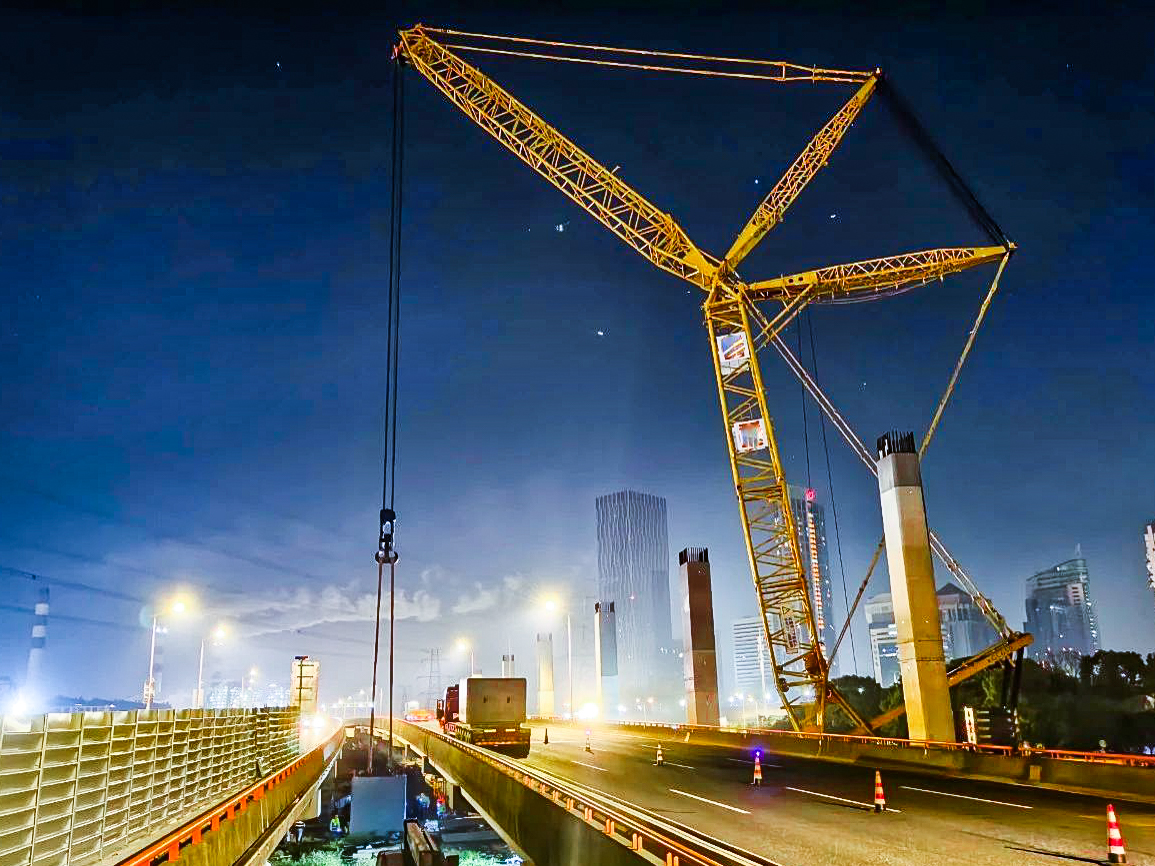 仅用4小时！XGC650跨高速助力沿江通道钢盖梁成功吊装