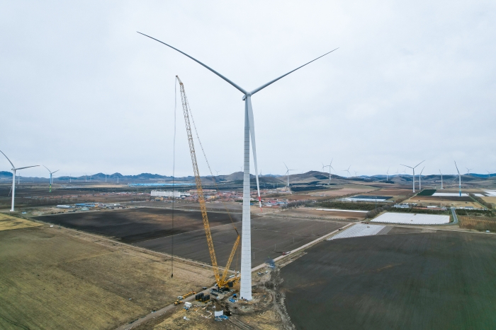 高空之巅，再铸荣光！XLC18000M助力大型风电场首台185米风机成功吊装