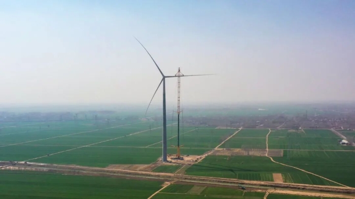 暴雨中横走的 “钢铁巨兽”！徐工 4000 吨起重机撑起 160 米风电，这细节太硬核！