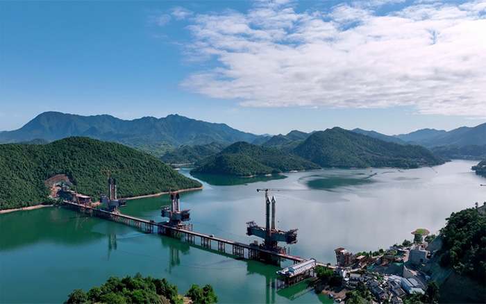 ​“白鹭”展翅 | 徐工塔机助建池黄铁路太平湖特大桥