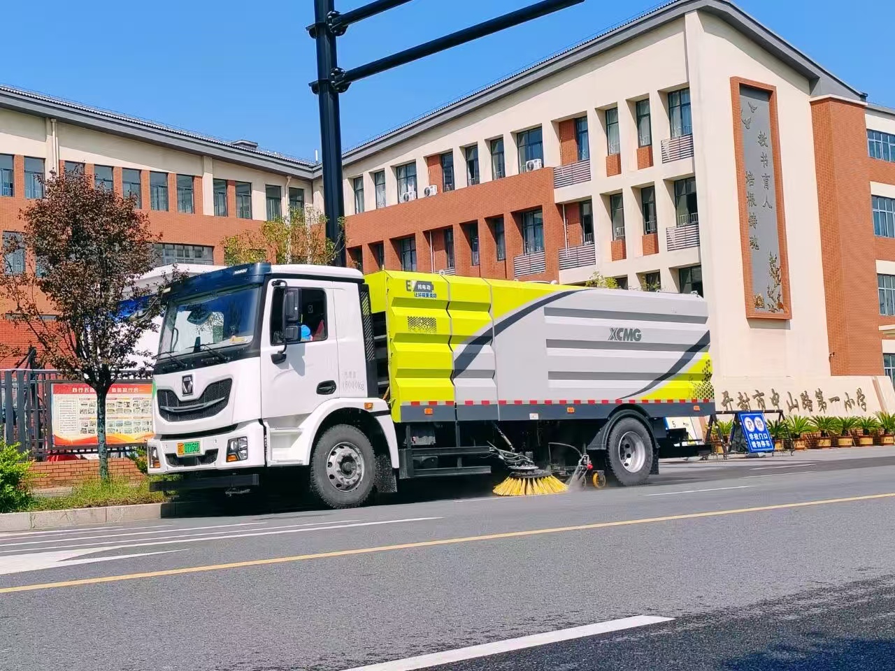 徐工洗扫车“硬核出击”，开封中山路焕新升级